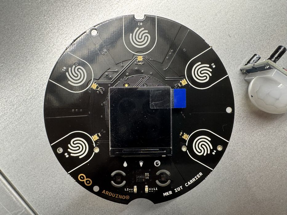 Arduino MKR WiFi 1010 + MKR IoT Carrier + senzori