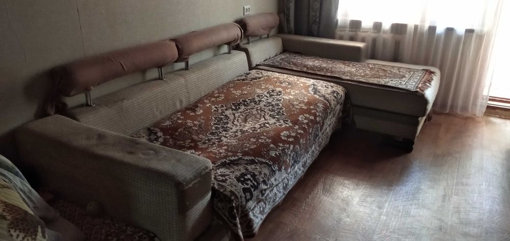 угловой диван с 2 пуфиками