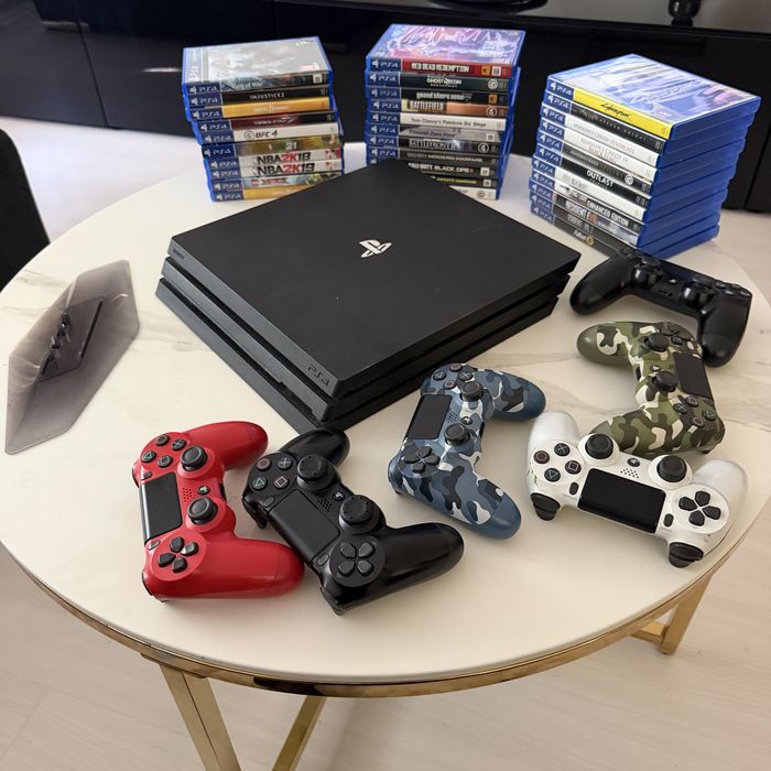 Playstation 4 Pro 1TB + 32 игри + 6 контролера + стойка — пълен комплект