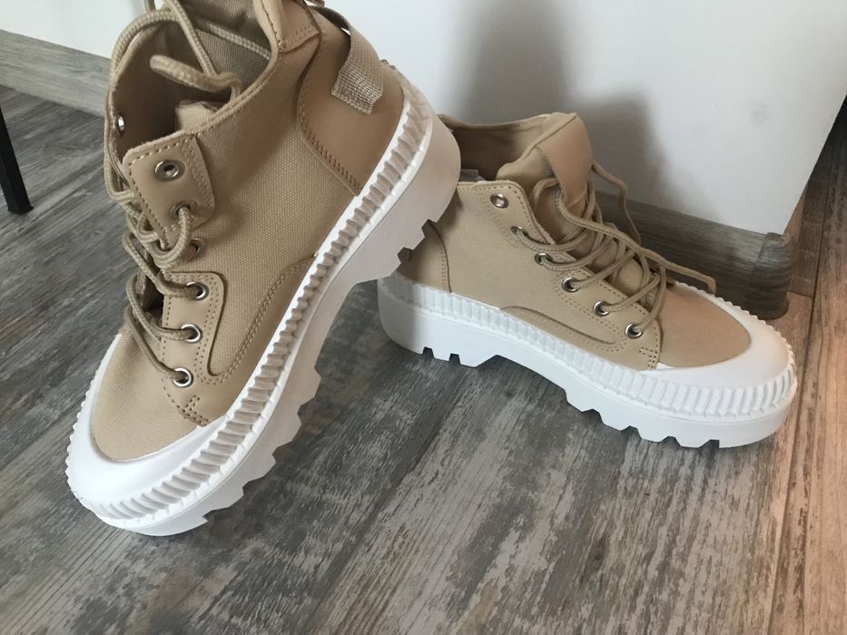 Бежови кецове