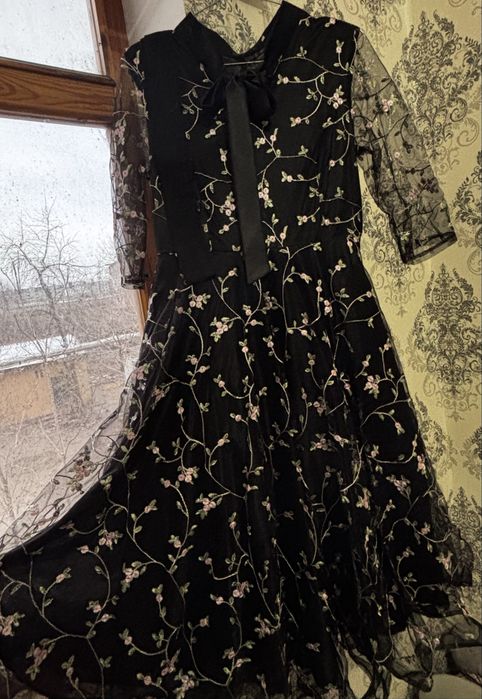 Вечернее свадебное платье черное , с цветочками