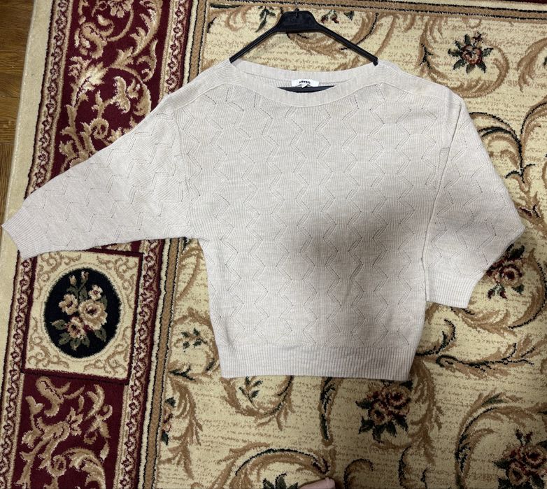 Женская кофта бежевого цвета.