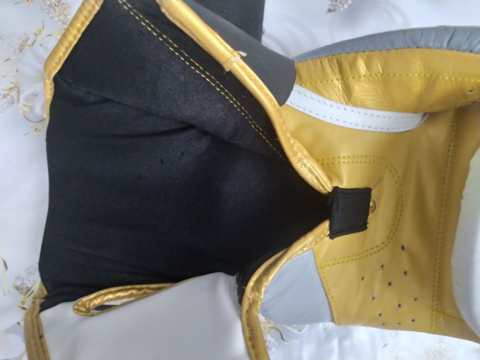 ПРОДАМ СРОЧНО!!! Боксерские перчатки