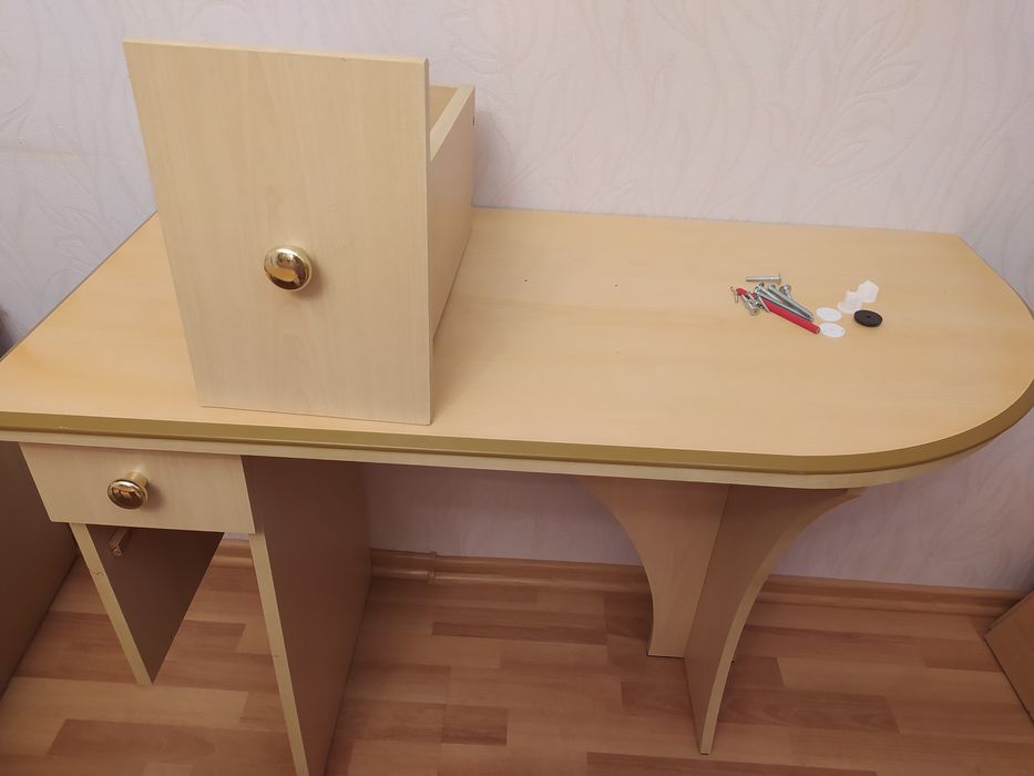 Продам столик-консоль