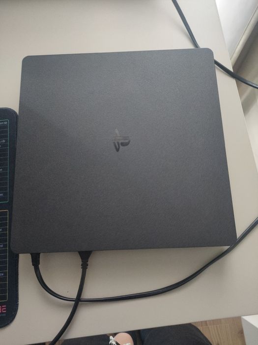 PS4 cu 2 controlare in stare aproape perfecta si optional trei CD-uri
