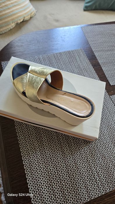 Златисти чехли на платформа