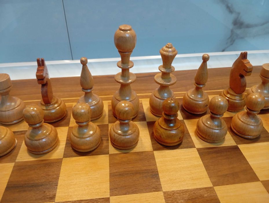Шах с големи дървени фигури