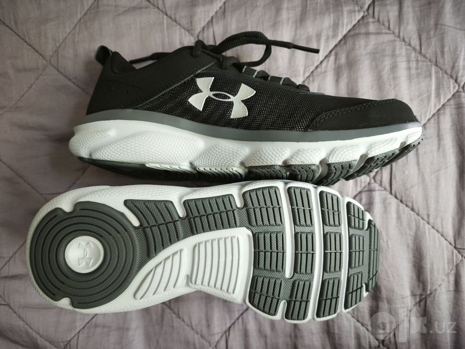 Кроссовки Under Armour.