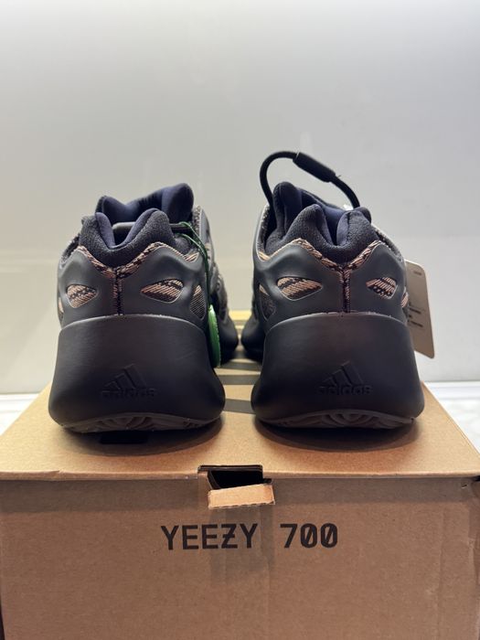adidas Yeezy 700 V3 Clay Brown Обувки 42 Размер + Кутия