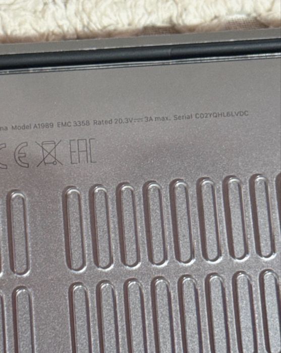 Vand macbook pro 2019 a1989 cititi descrierea
