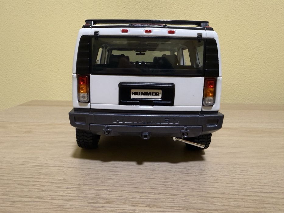 Masina Maisto Hummer H2 1:18 Diecast Model - White SUV