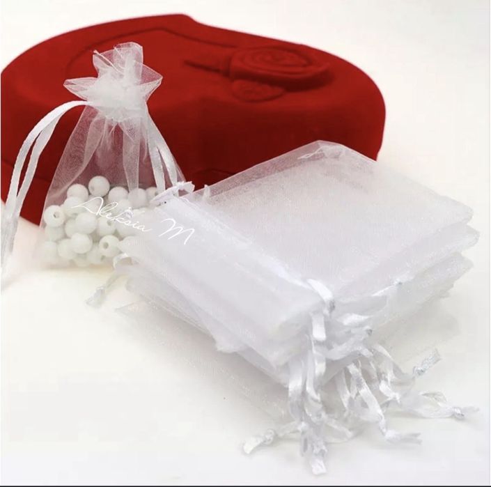 на едро и дребно нови торбички от органза с връзки бижута подаръци