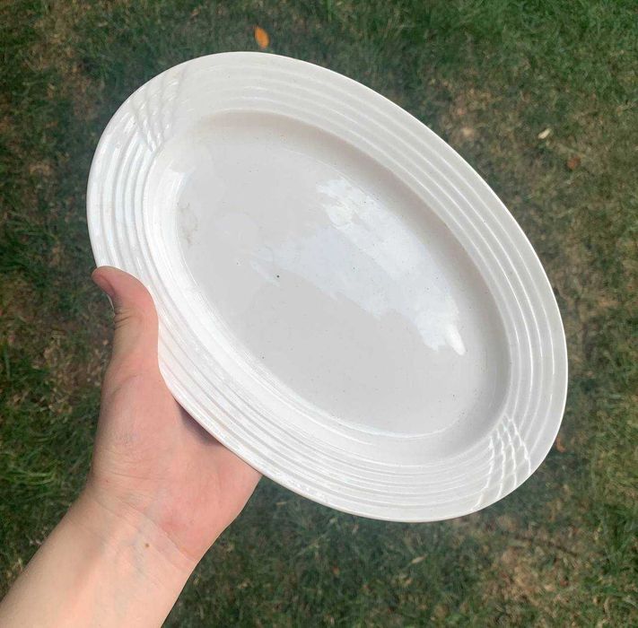 Белая овальная тарелка