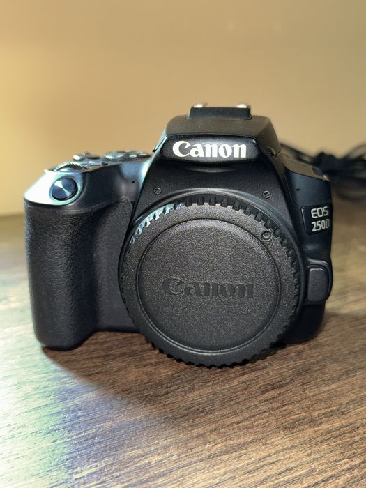 Aparat foto Canon 250D KIT