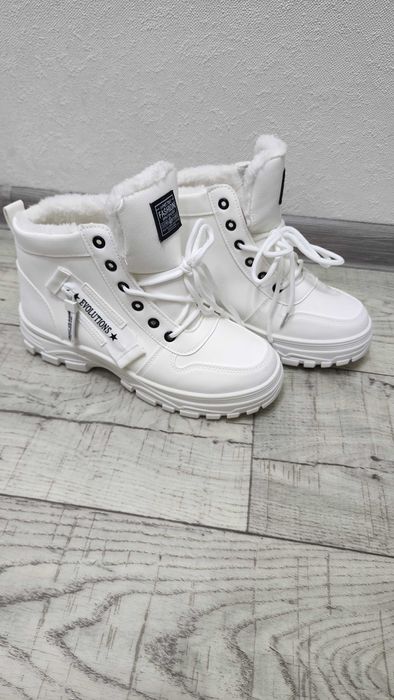 Зимние кроссовки белые