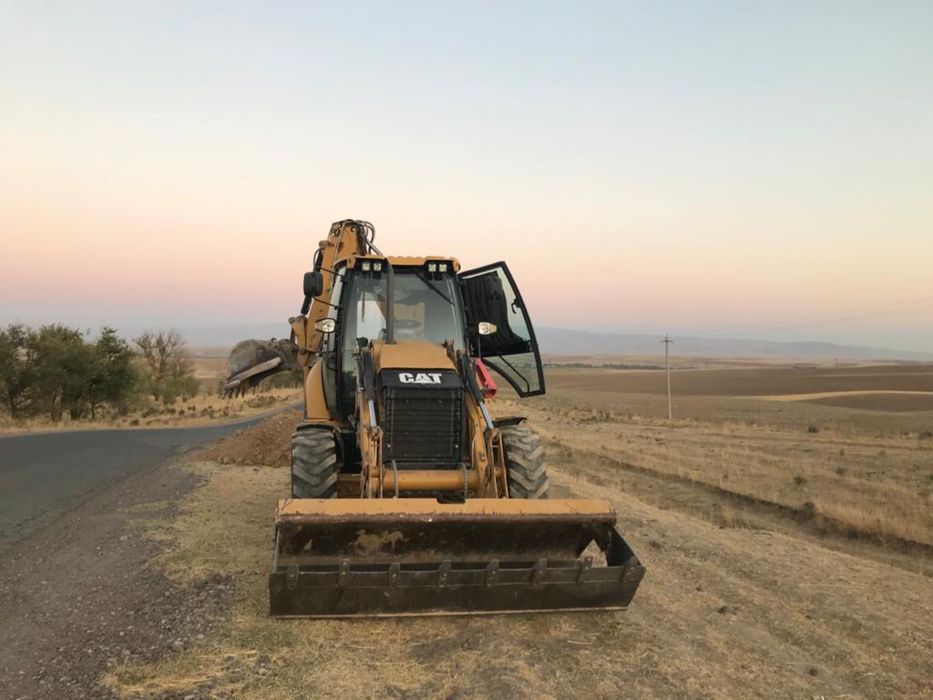 Экскаватор погрузчик три в одном