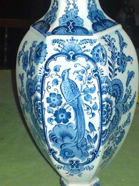 Продавам boch delft лот от две вази и чиния