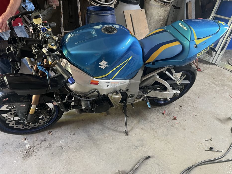 Suzuki gsxr k1 750