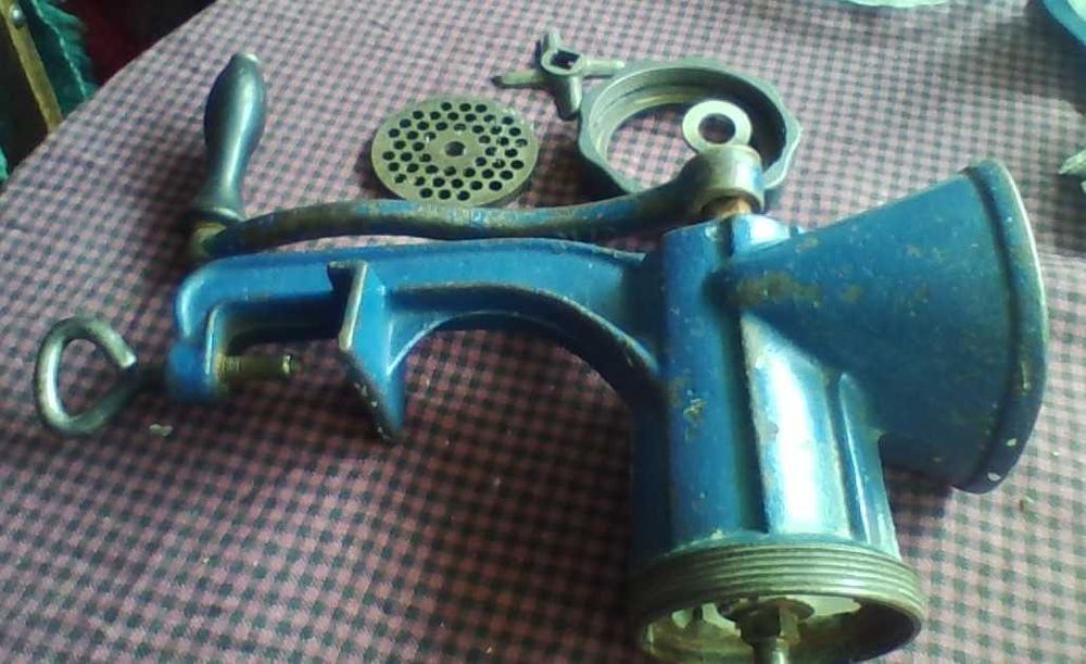 Ръчна машина за мелeне на месо,плодове и зеленчуци