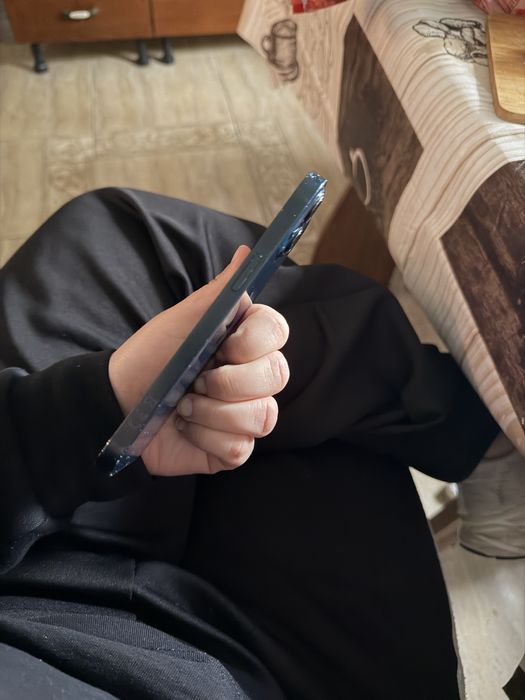 Vand iphone 13-perfect functional.Se vinde iphone 13 in stare buna de functionare.Display spart,dar telefonul functioneaza impecabil (touch-ul rasp)