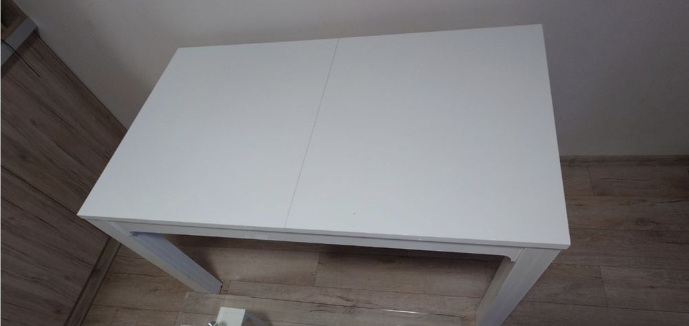 Трапезна бяла масивна маса мат