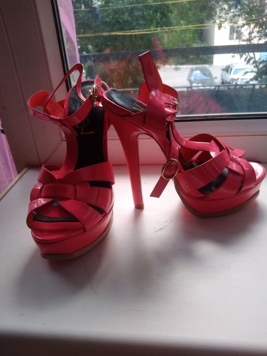 Продаю новые босоножки