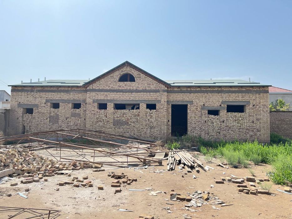 Курилиши тугалланмаган жой урни.