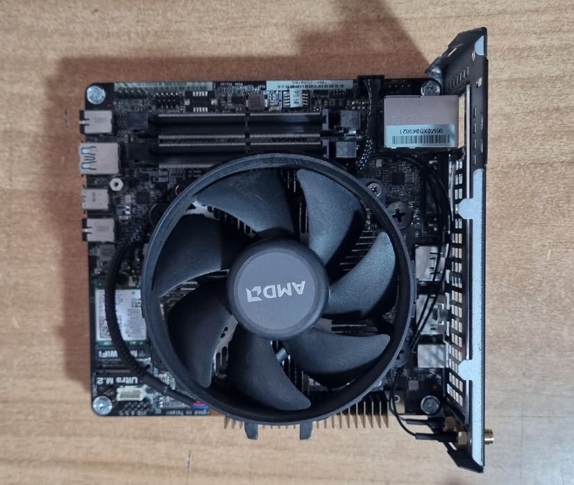 Mini PC ASRock DeskMini A300 AMD Ryzen 5 2400G Vega 11  / Fără RAM și SSD