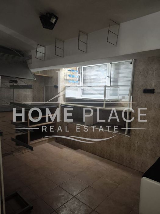 Помещение със статут на заведение за бързо хранене в центъра на гр. В