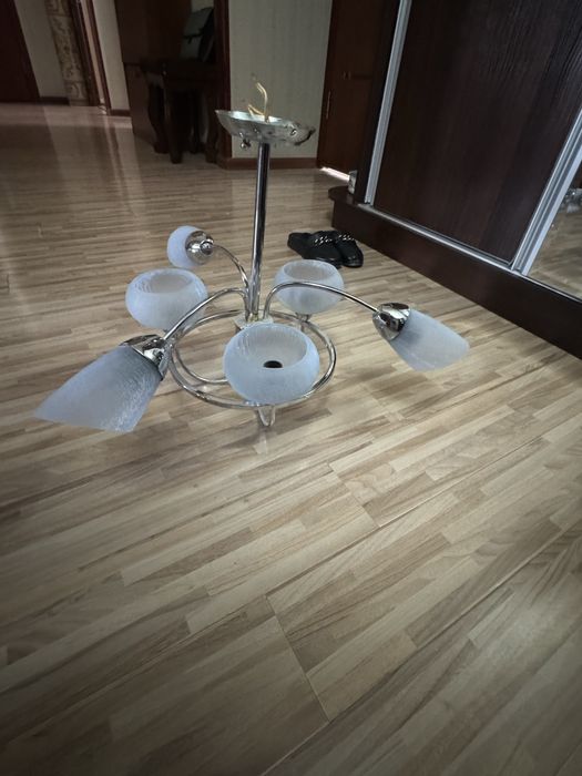 Люстра , в рабочем состоянии