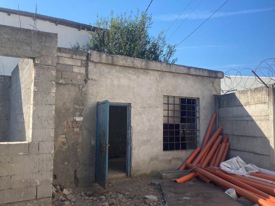 Vand constructie la rosu . 750 mp teren intravilan