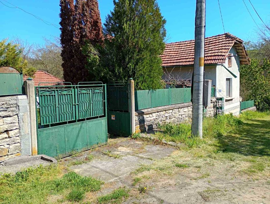 Къща с голям двор – тиха локация в екологичен регион, ток/вода, подходяща за целогодишно живеене