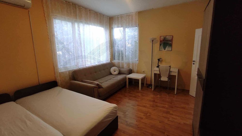 Дава се под наем Тристаен апартамент в Варна, Център - 85 кв.м за 558.45 € - Снимка #3