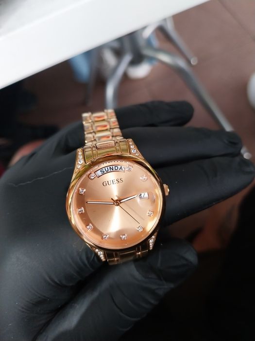 Часовник Guess марков