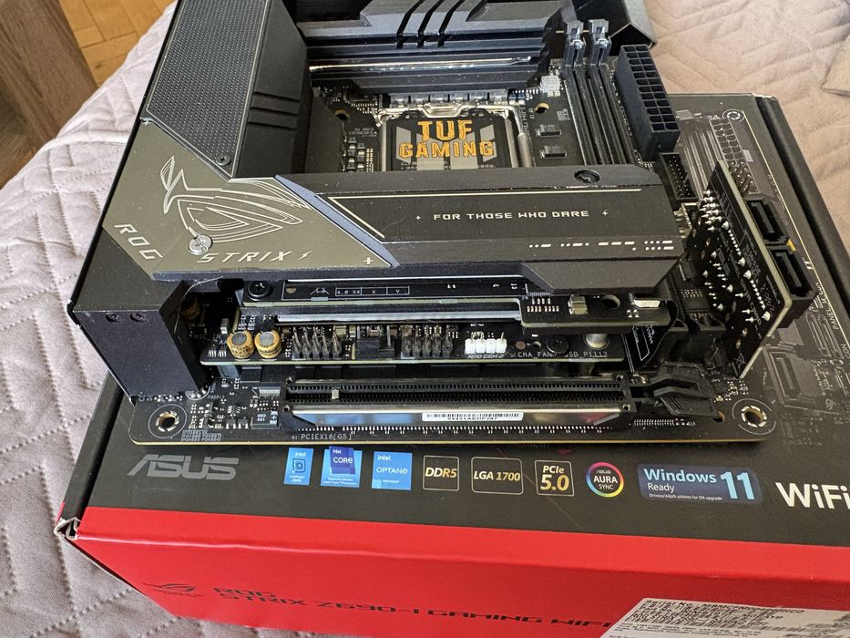 Cand placa de baza ROG STRIX Z690-I Gaming Wifi DDR5