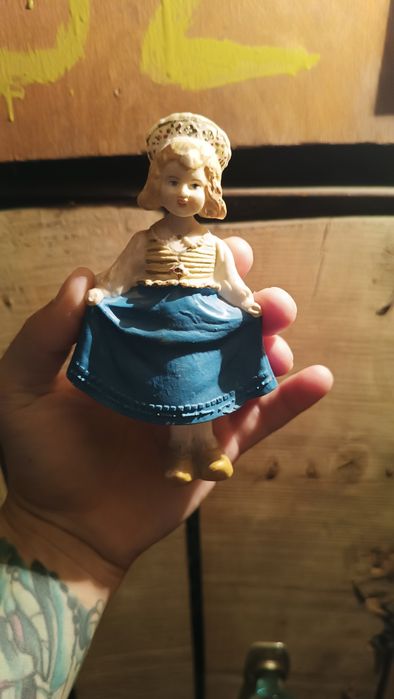 Статуэтка Качающаяся девочка