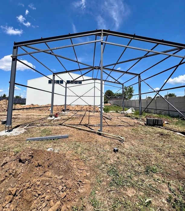 Vand hala pe structura metalica destinata pentru servicie auto,stație