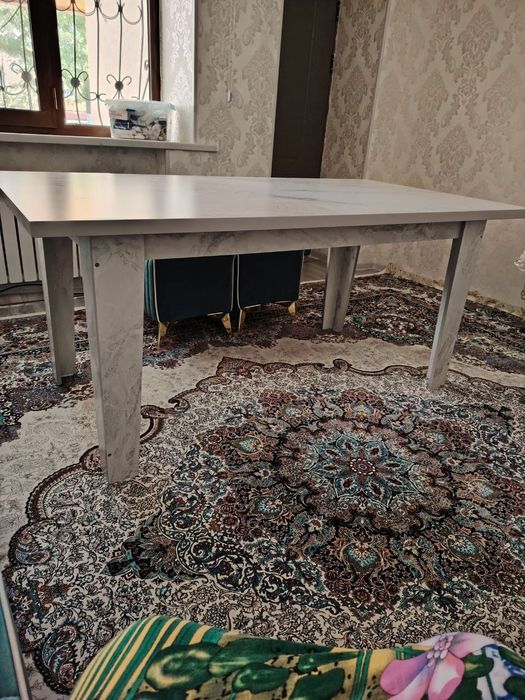 Стол, очень прочный