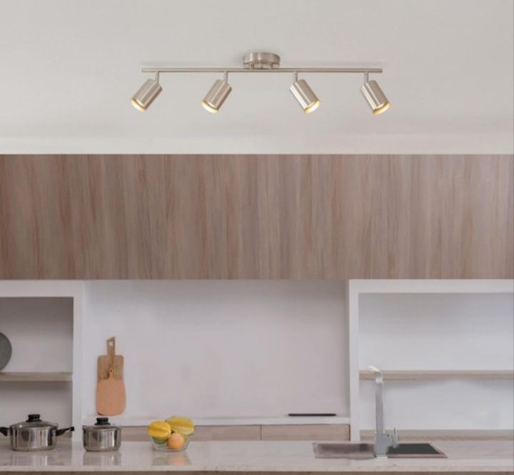Тази LED-Deckenleuchte от Casalux е с модерен дизайн и включва 4 движещи се спот лампи.
