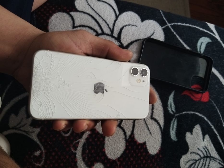 Iphone 11 vine insoțit cu diapley de rezerva schimb cu alceva