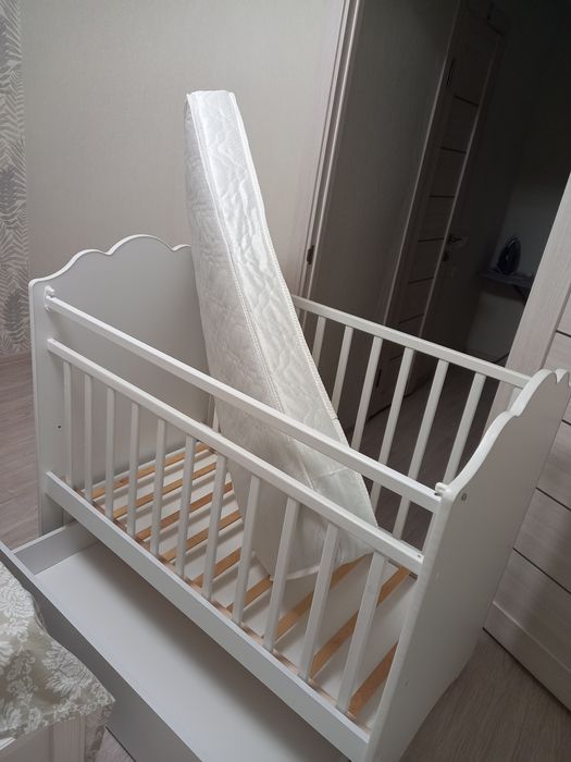 Кроватка новая белая.