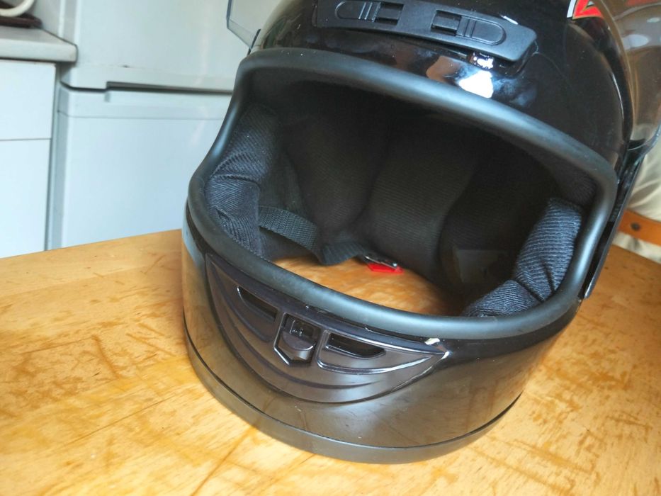 Vând casca moto buna pentru livrări că și nouă 2 utilizări mărime L