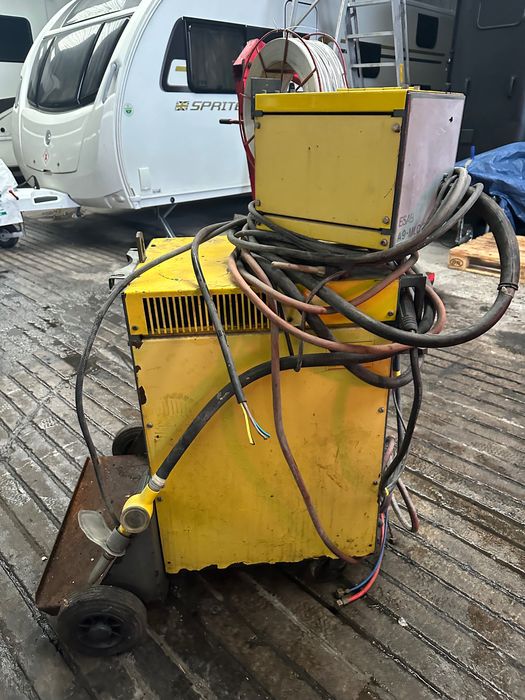 Професионален телоподаващ заваръчен апарат ESAB. LAG400