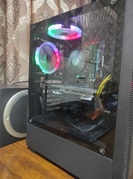 Компьютер с монитором и сабвуфером.