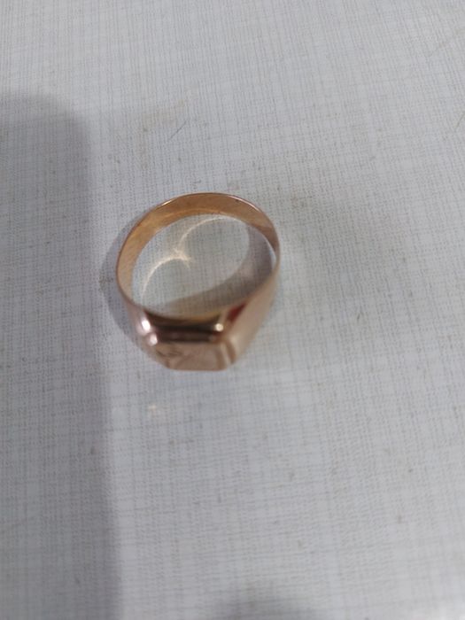 Vând doua ghiuluri aur 14 karate pentru barbati.arata f.bine barbatesc