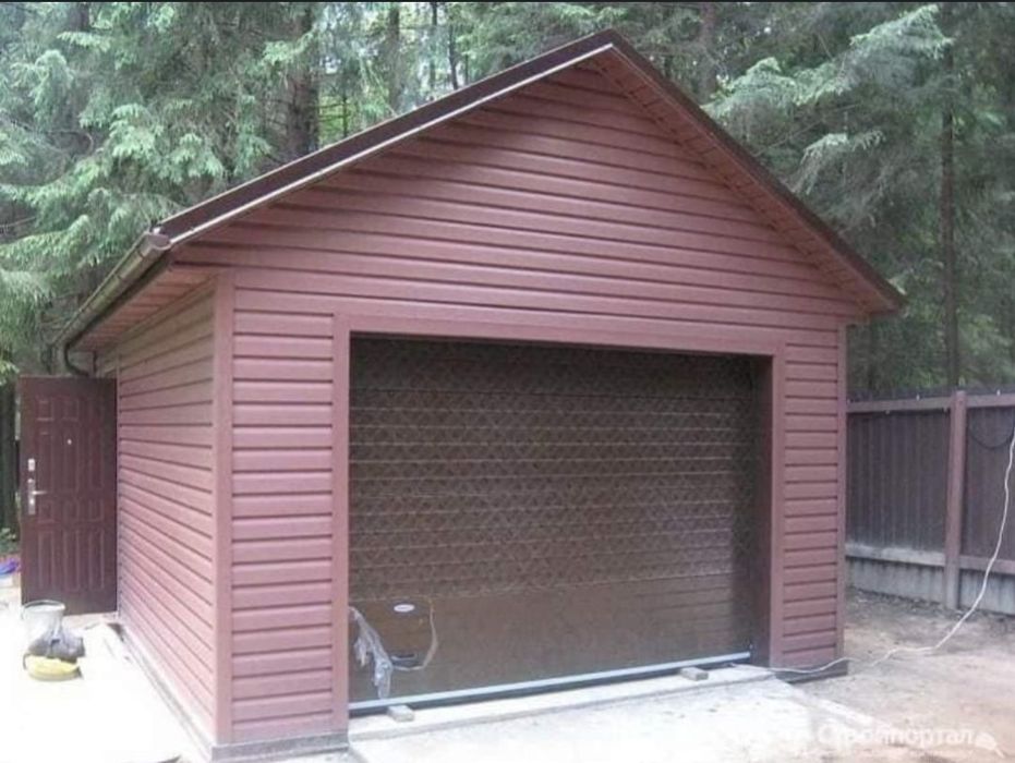 Spațiu de depozitare modern și funcțional, construit din materiale de