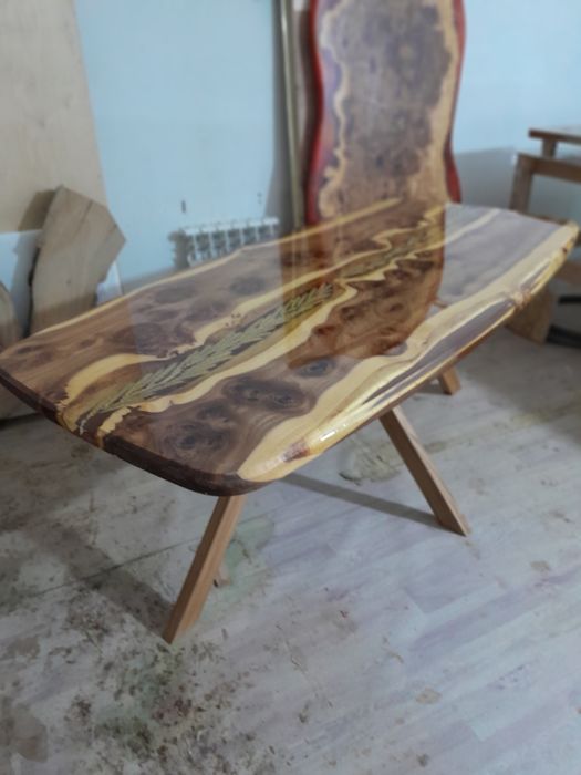 Продаю стол обеденный