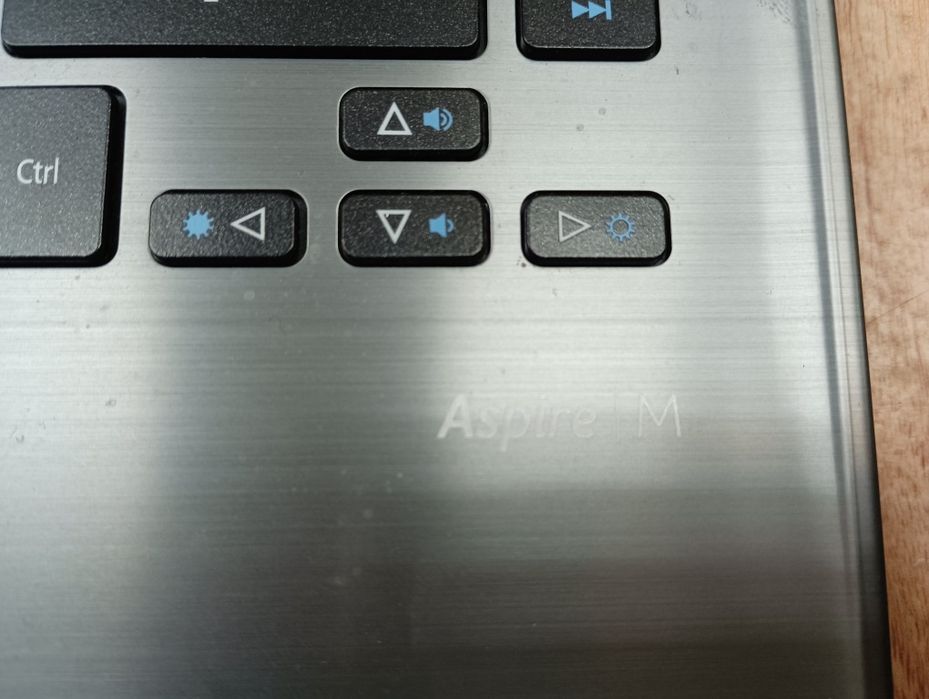 Продавам лаптоп Acer aspire M - 481 на части.