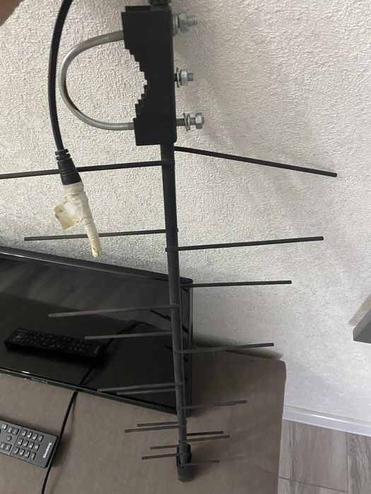 Продам маленький телевизор + цифровая антенна