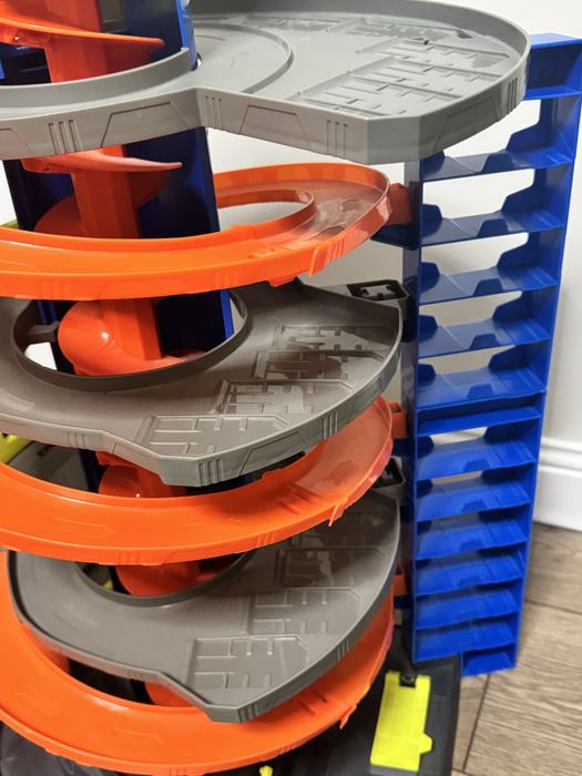 Продам Hot wheels mega garage